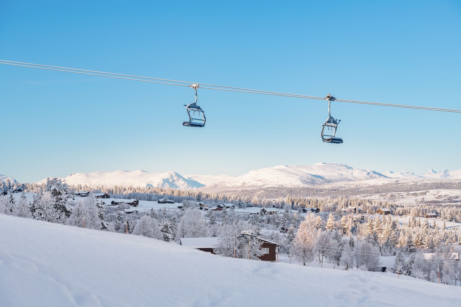 Fra leiligheten er det god utsikt, blant annet til fjelltopper i Jotunheimen. Galleribilde