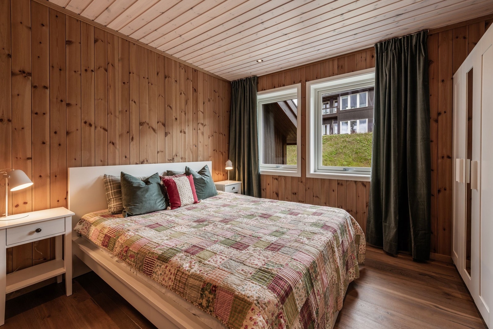 Soverom 1 har romslig plass til dobbeltseng, nattbord og garderobeskap. Seng 160x200 med madrass fra 2025. Galleribilde