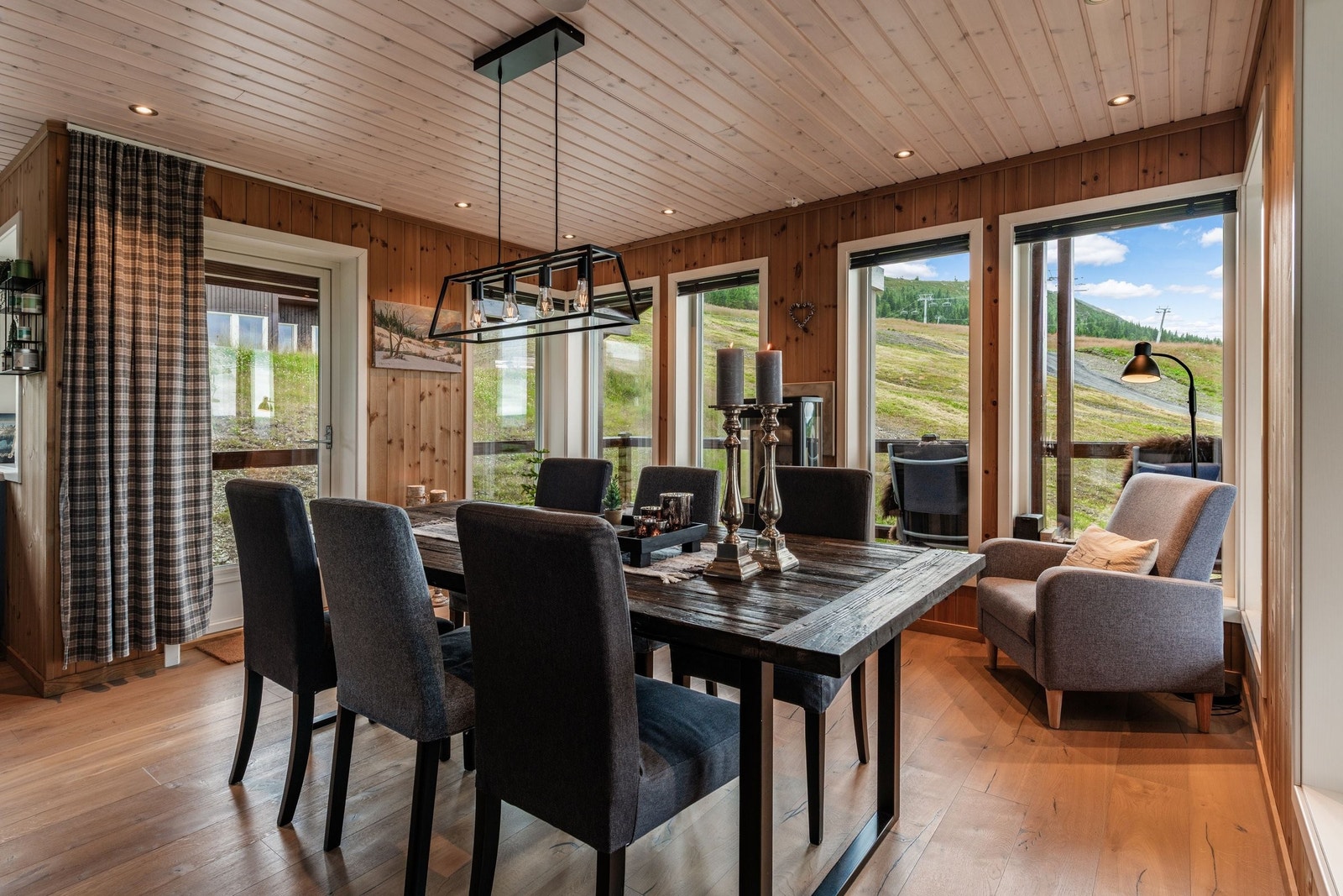 Det er romslig plass til spisegruppe for opp til 8 personer. Fra spisestuen er det utgang til veranda. Galleribilde