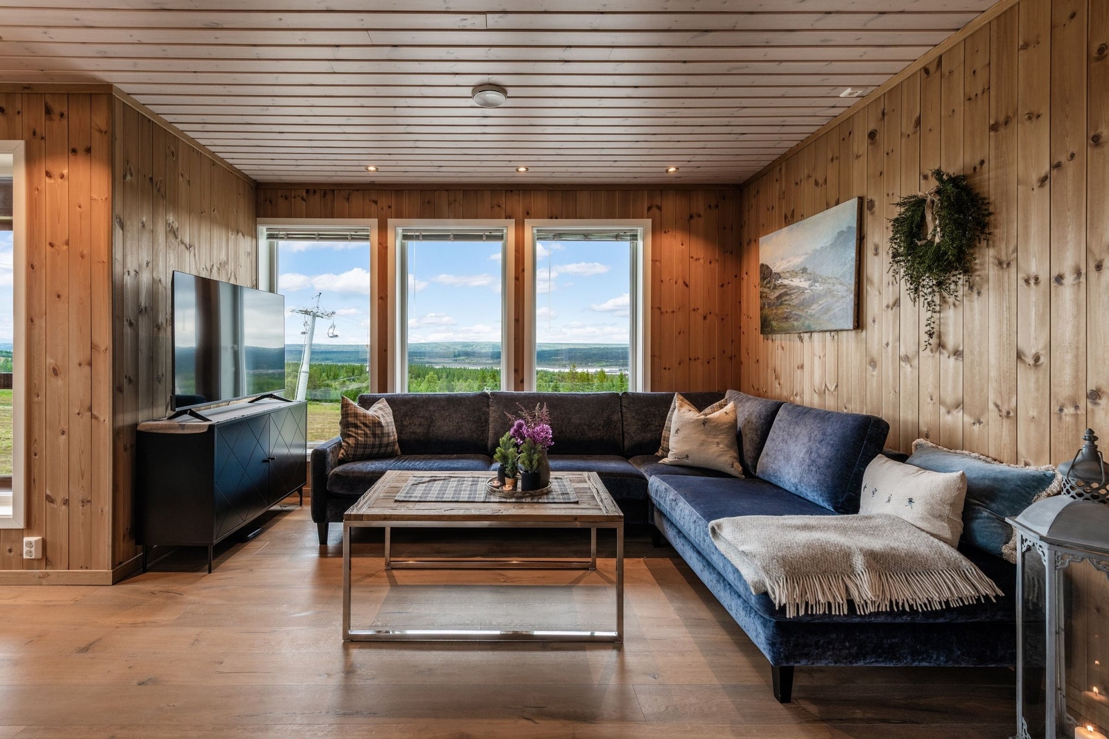 I stuen er det god plass til stor TV og romslig sofagruppe. Galleribilde