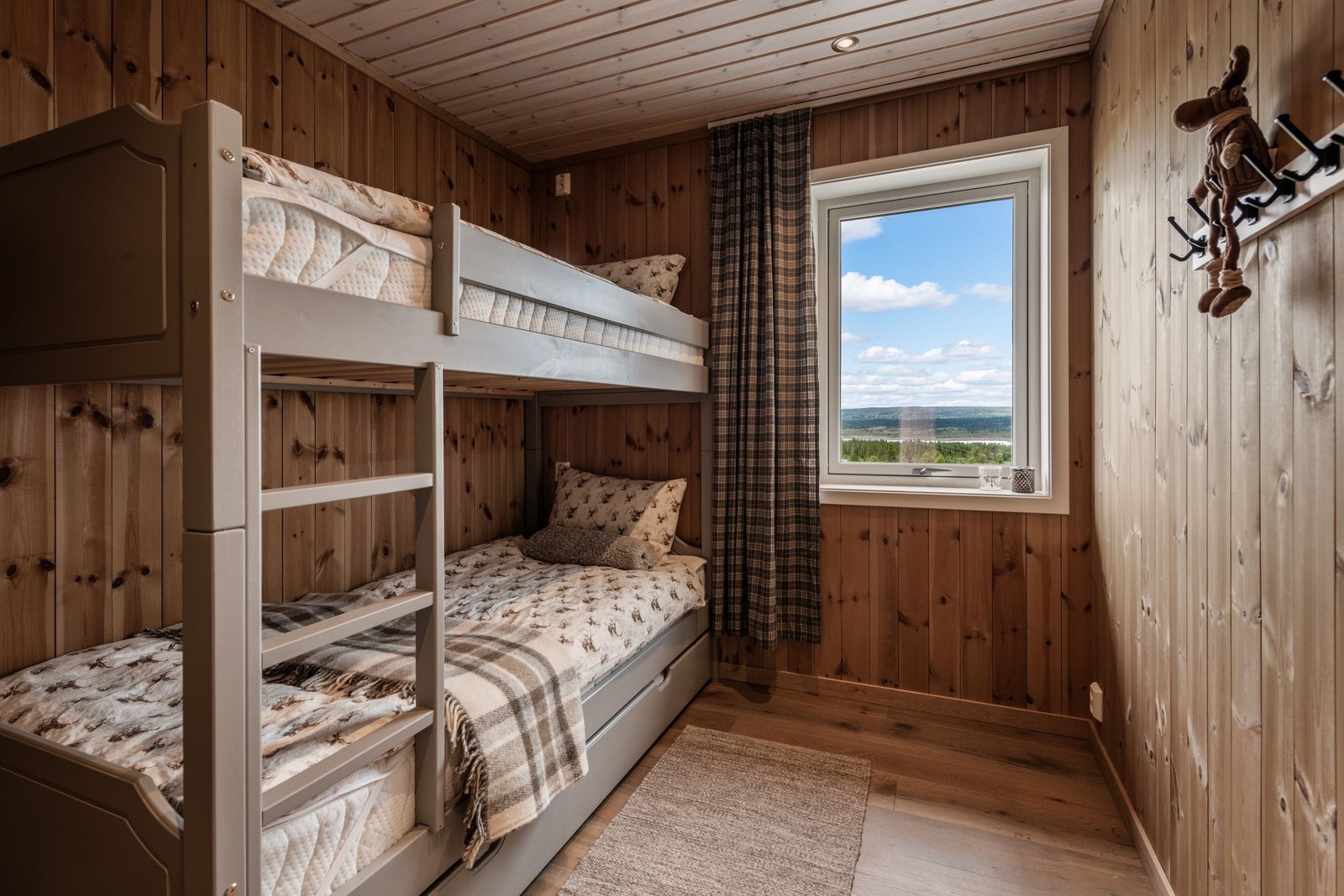 Soverom 3 har plass til køyeseng med opp til 3 soveplasser. Køyeseng 90x200 med sengeskuff har madrasser av god kvalitet (2024). Galleribilde