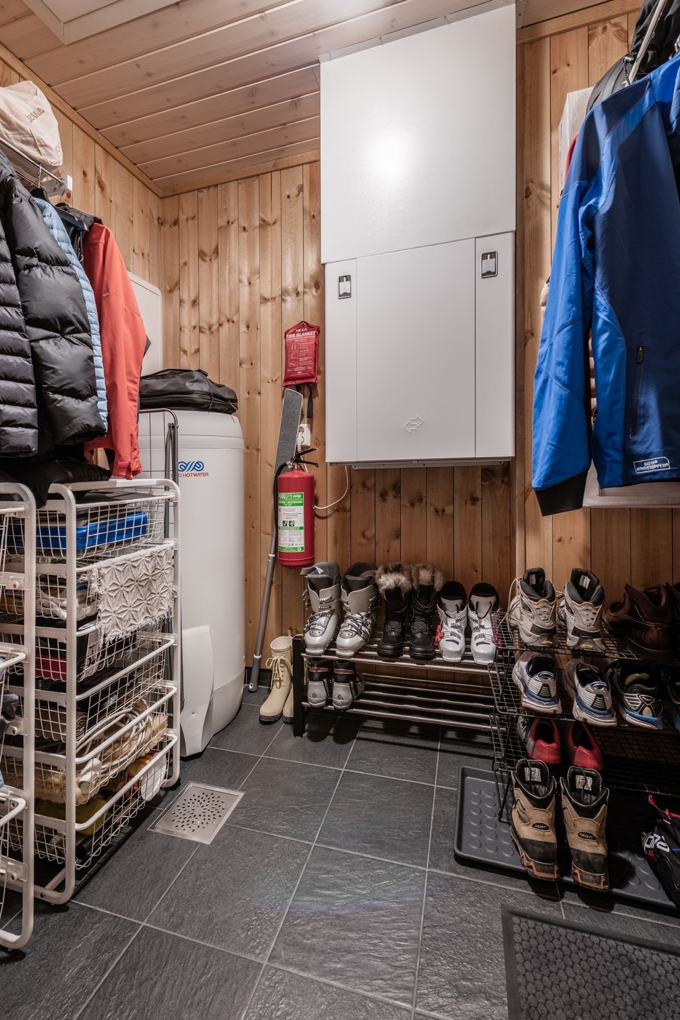 Innvendig bod/teknisk rom. Her er det god plass til skostativ, hyller og system for oppbevaring. Leiligheten har også utvendig bod rett utenfor inngangsdøren. Varmekabler i gulv. I tillegg er det felles sykkelbod fra bakkeplan. Galleribilde