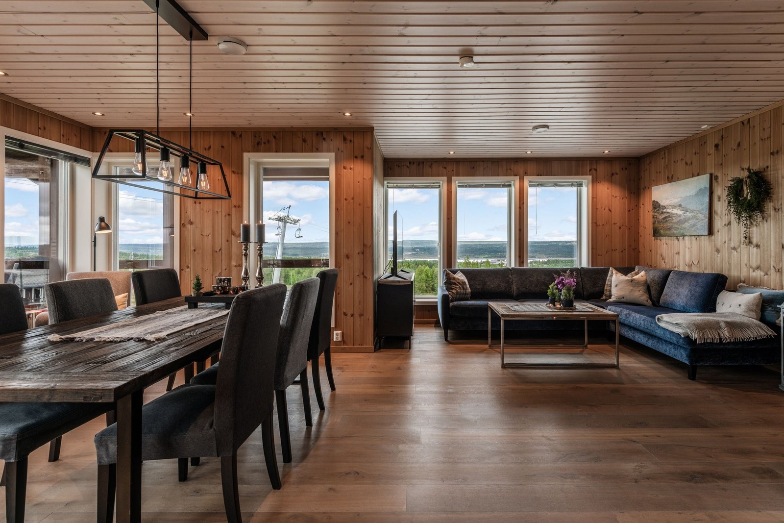 Oppholdsrommet er et godt sted å samles etter en dag i bakken eller på tur. Galleribilde