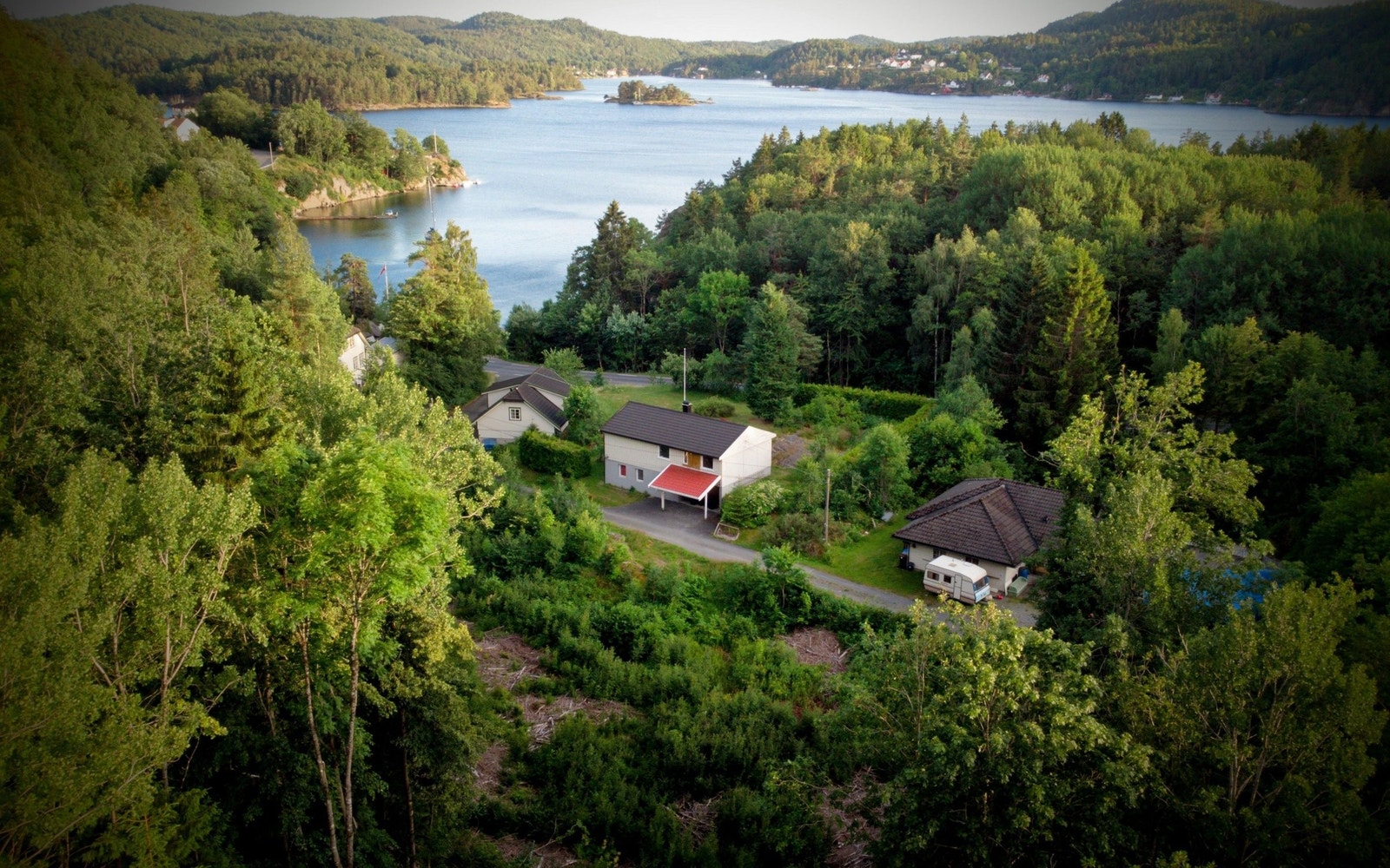Kort vei til fine badeplasser og naturskjønne turområder, her ligger alt til rette for gode dager ute. Galleribilde