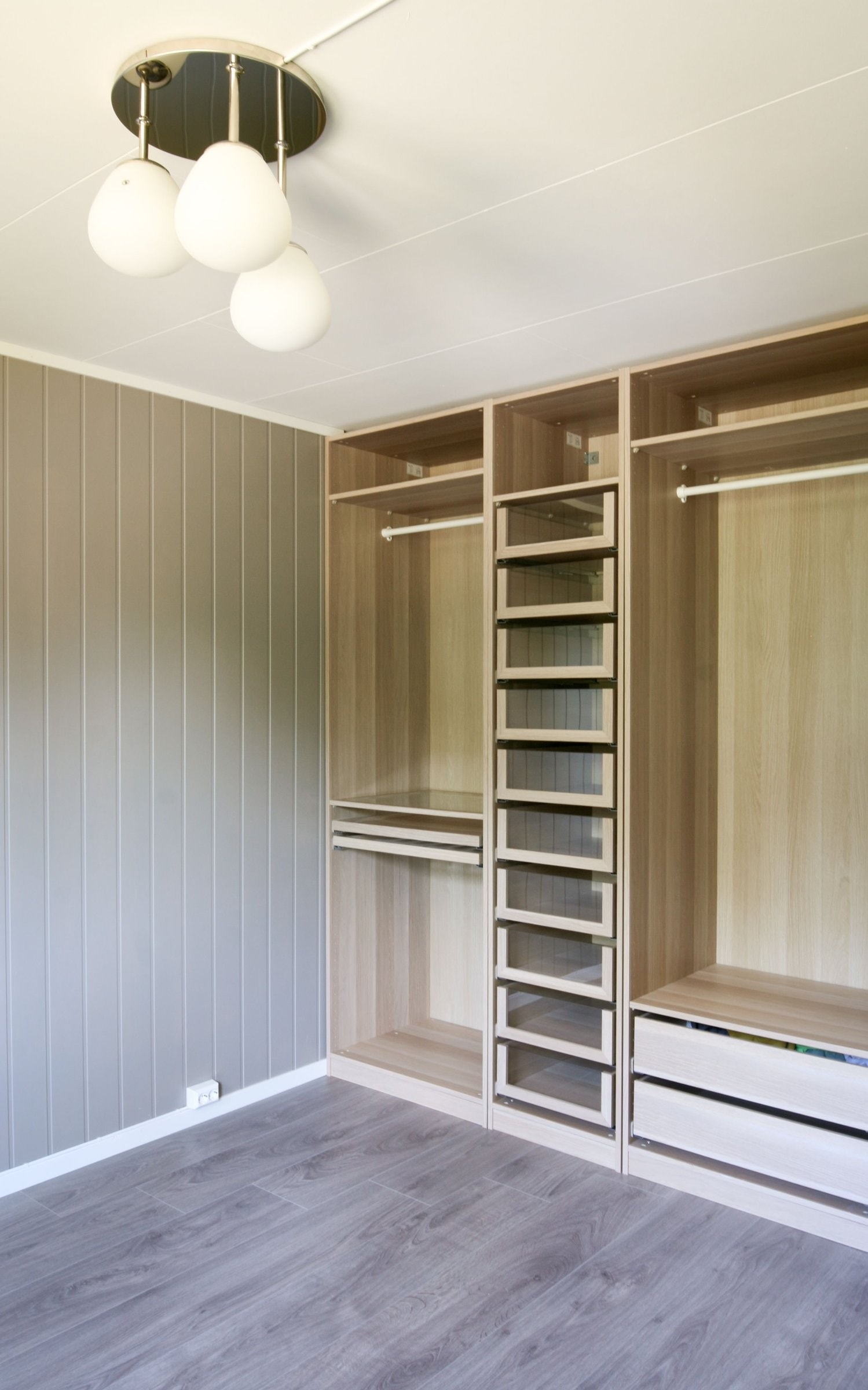 Hovedsoverommet har god skapplass. Galleribilde