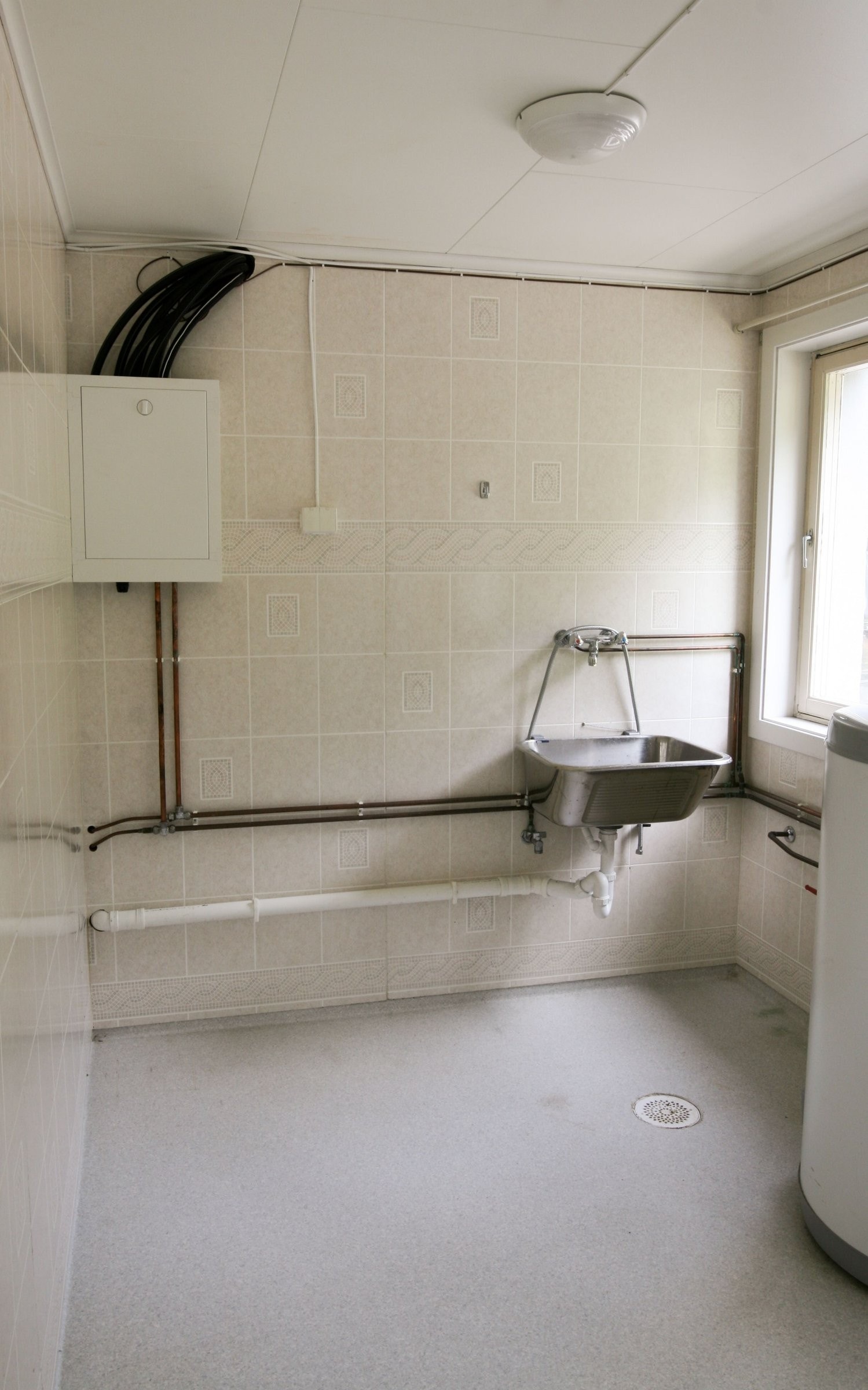 Vaskerom med varme i gulvet, utslagsvask og mekanisk avtrekk. Et funksjonelt rom med muligheter for videre tilpasning. Galleribilde