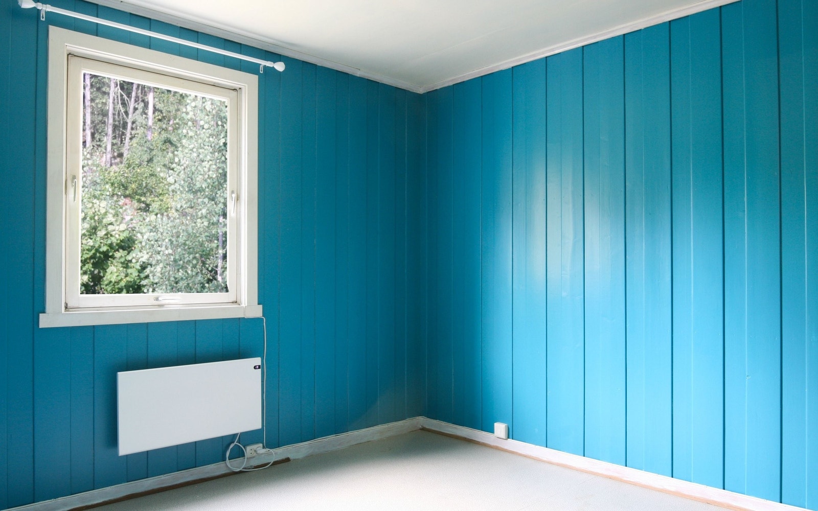 Soverom 4 i underetasjen med skogutsikt. Et svalt og stille rom. Galleribilde