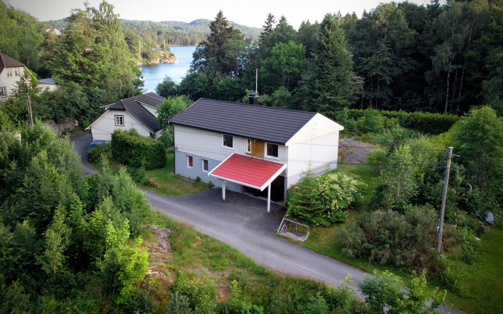 Huset har et praktisk utbygd tak over parkeringsplass. Lettvint adkomst året rundt, perfekt for travle hverdager. Galleribilde