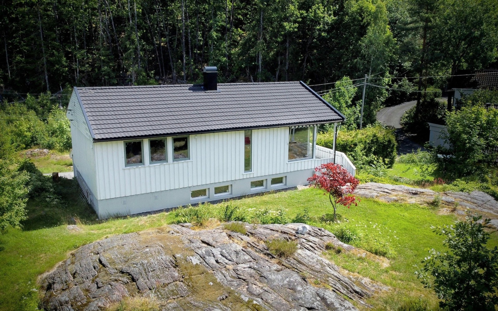 Solrik og stor hage med både frukttrær og klatreberg, kjekt for både store og små. Galleribilde