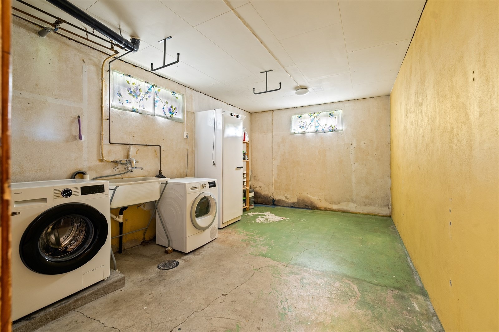 Vaskerom fra byggeår. Rommet er innredet med utslagsvask og opplegg for vaskemaskin. Galleribilde