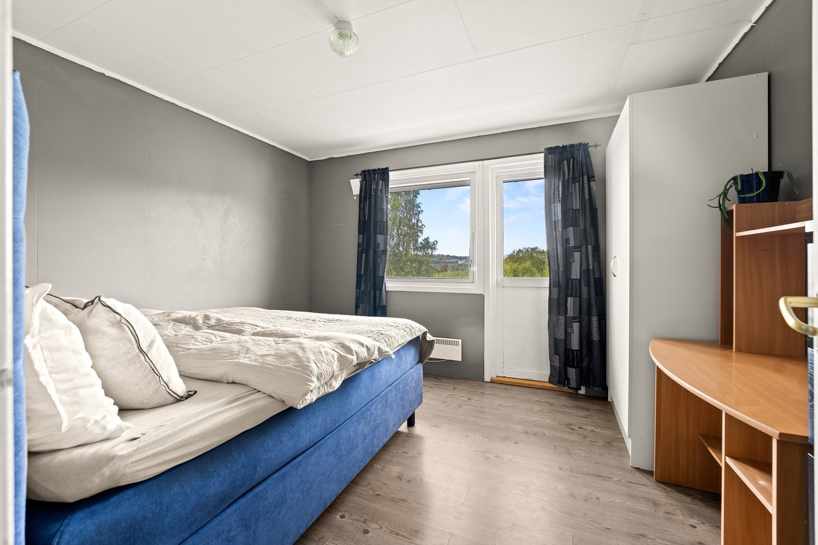 Boligen har totalt 3 soverom fordelt på etasjene. Hovedsoverommet gir fin plass til dobbeltseng og garderobe. Galleribilde