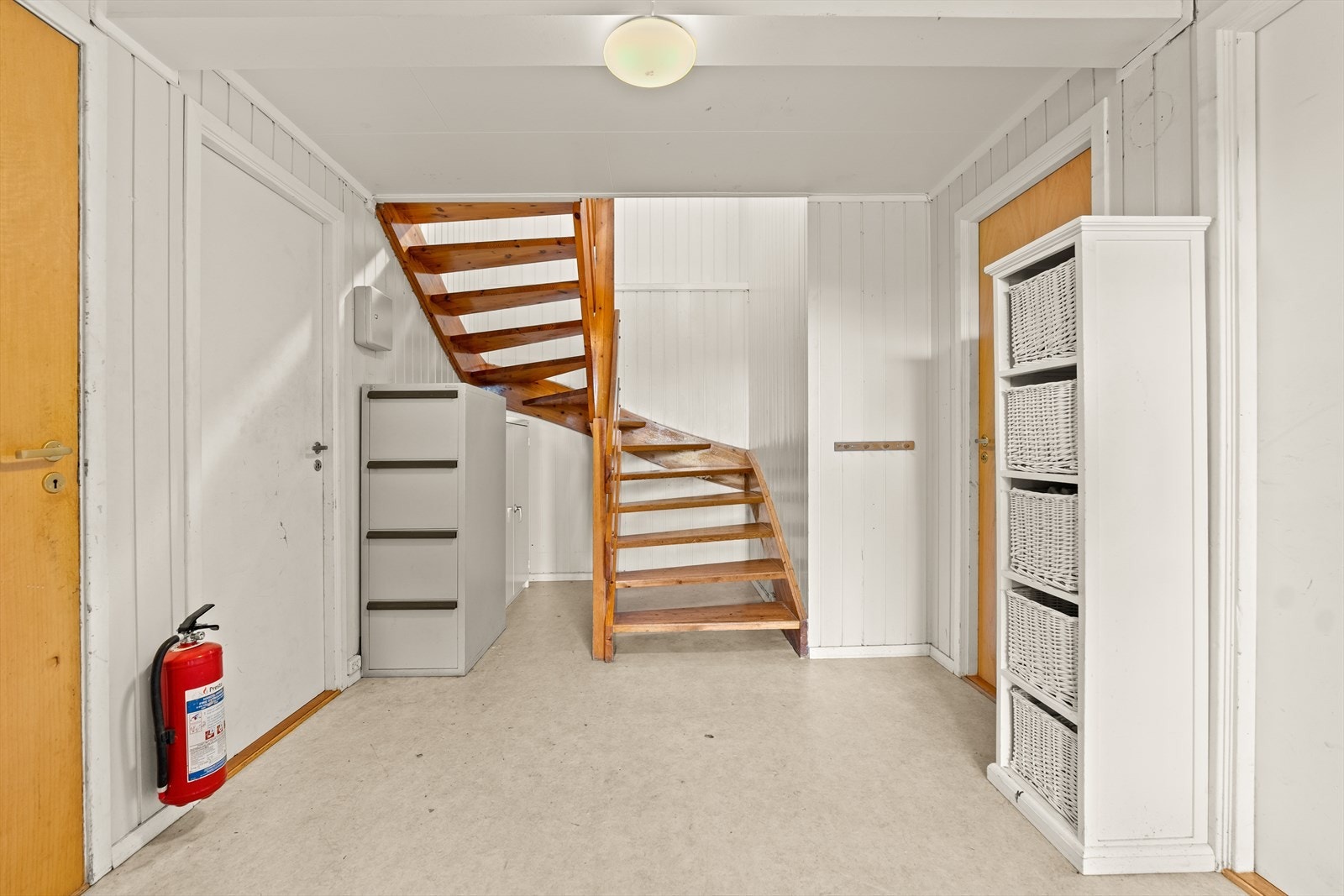 Gang i underetasje med plass til garderobe. Galleribilde