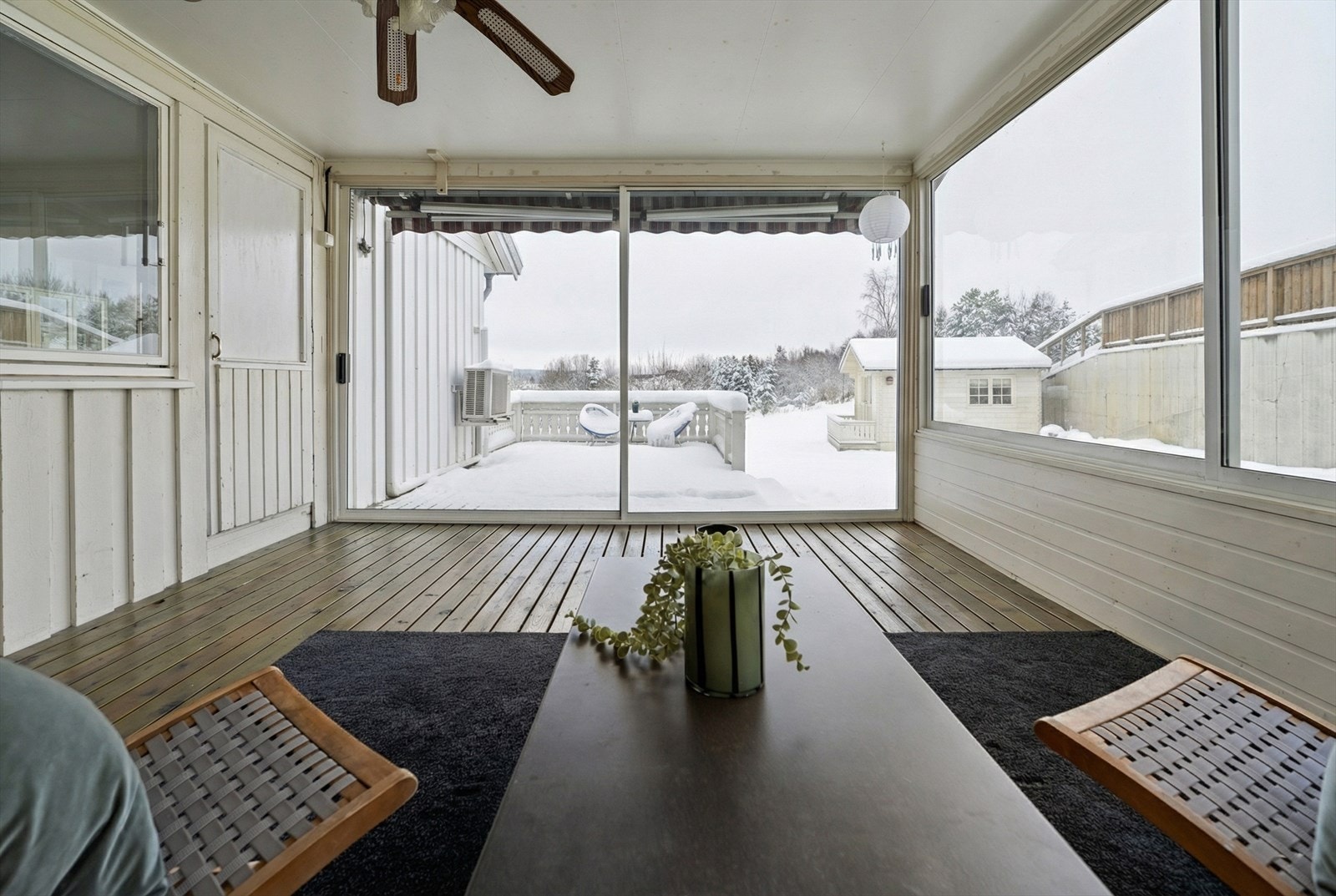 Eiendommen har en vinterhage med adkomst fra stue. Dette gir en fin forlengelse av stuen. Galleribilde