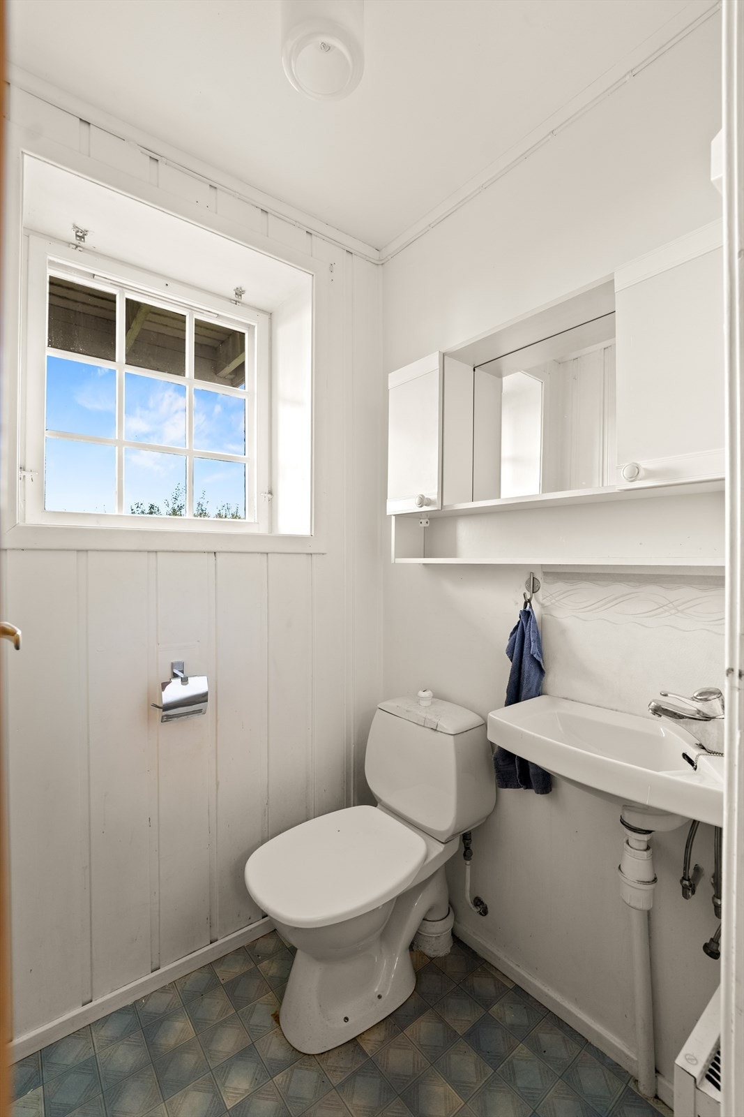 Toalettrom i underetasje innredet med servant og toalett. Galleribilde