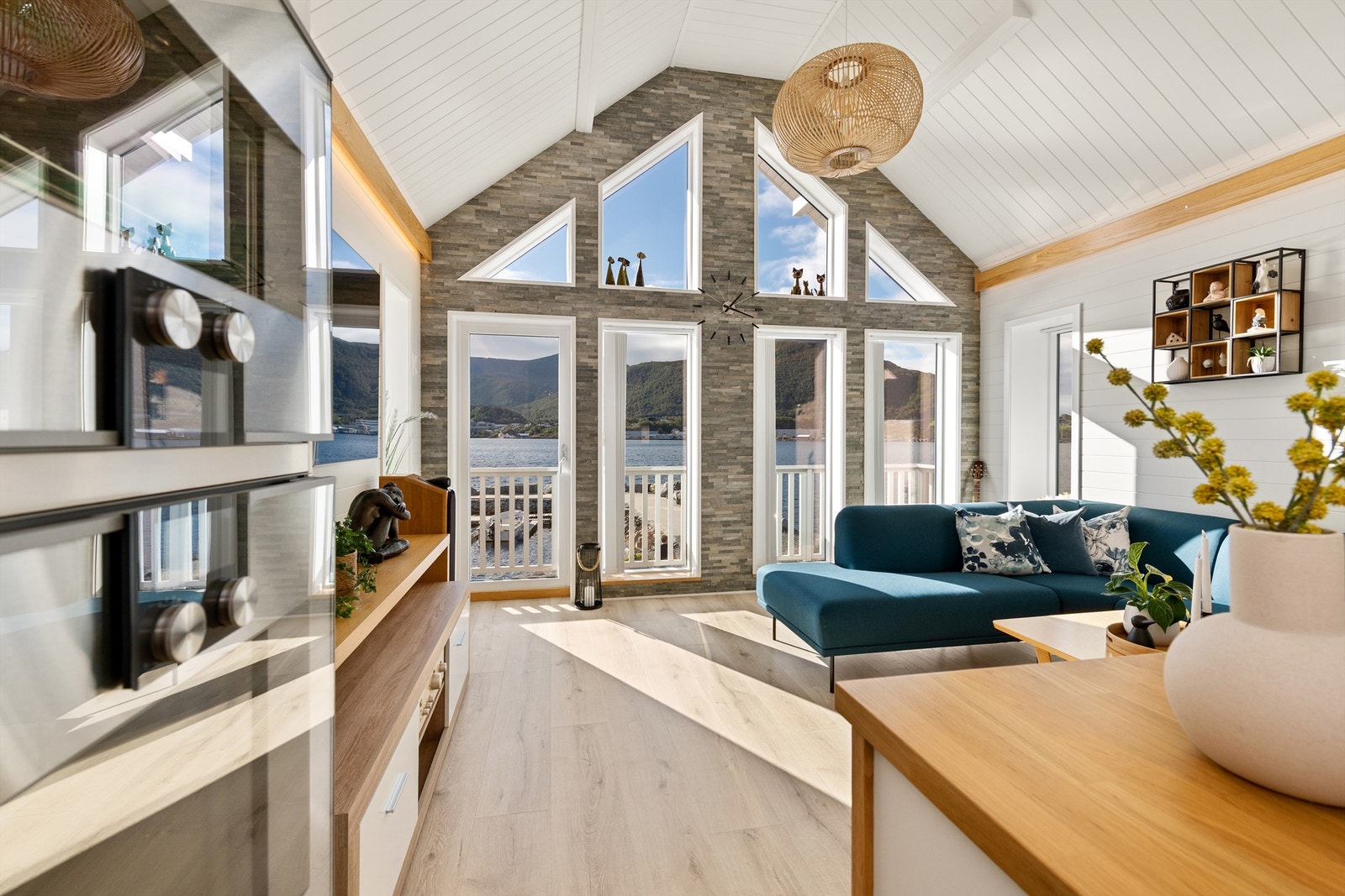 Store vindusflater mot syd som gir godt med naturlig lysinnslipp i boligen Galleribilde