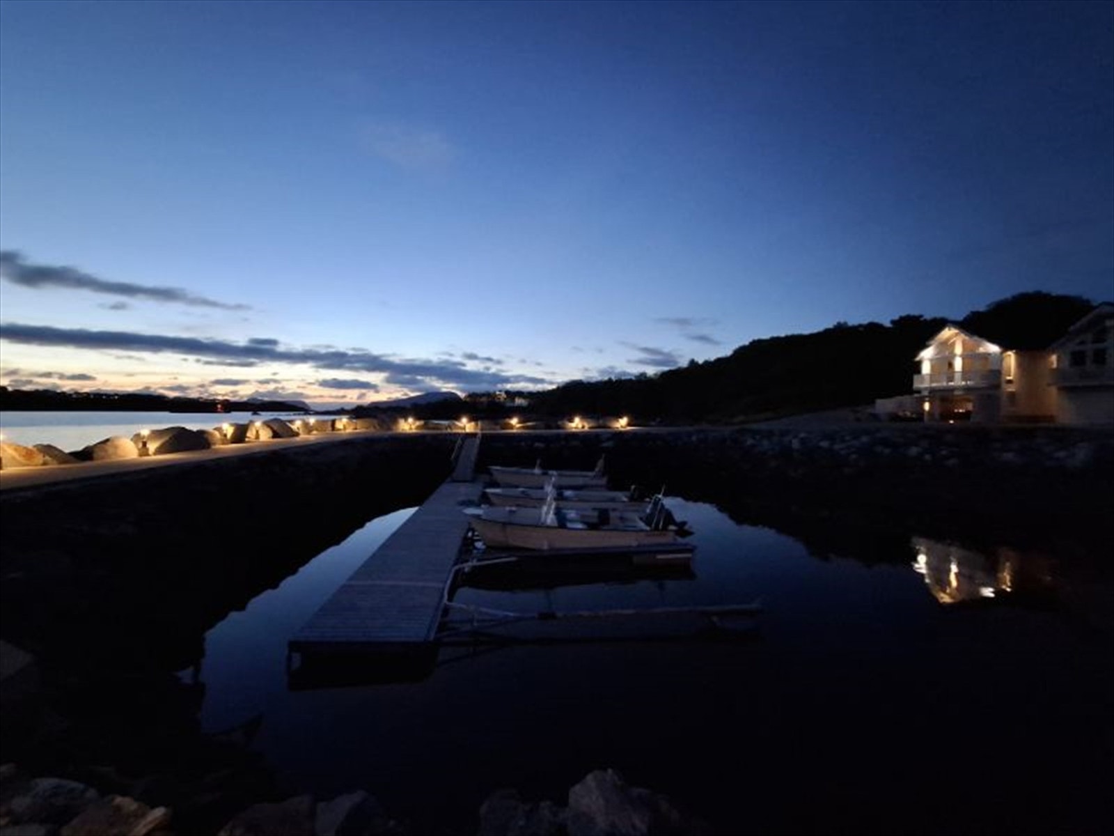 Stemningsbilde fra moloen/båthavna på kveldstid - bilde tatt av selger Galleribilde