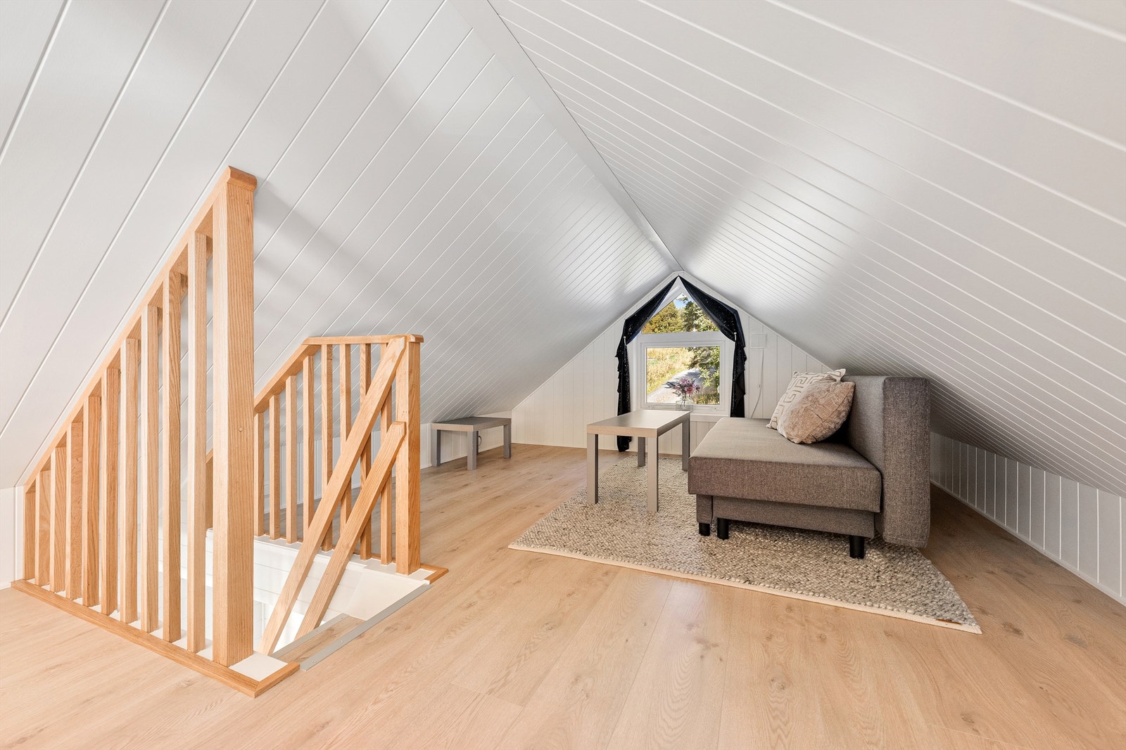 Hems med trapp fra stue/kjøkken i 1. etasje Galleribilde