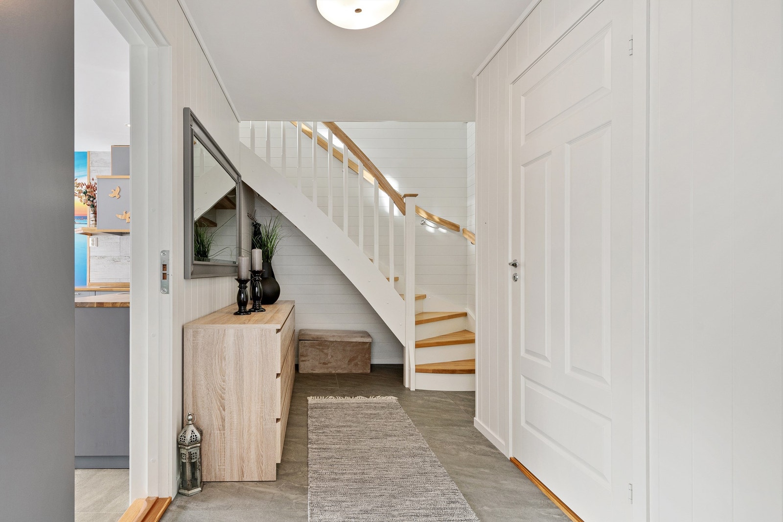 Inngangsparti og trapperom i underetasjen Galleribilde