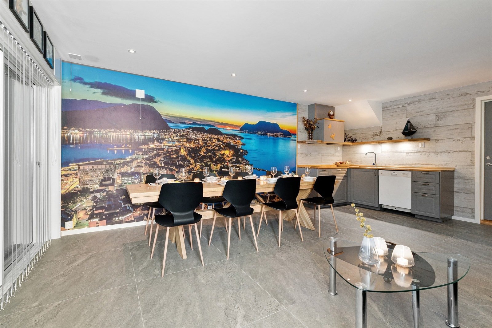 Flott fotobilde av Ålesund by lans den ene veggen i naustrommet i underetasjen Galleribilde