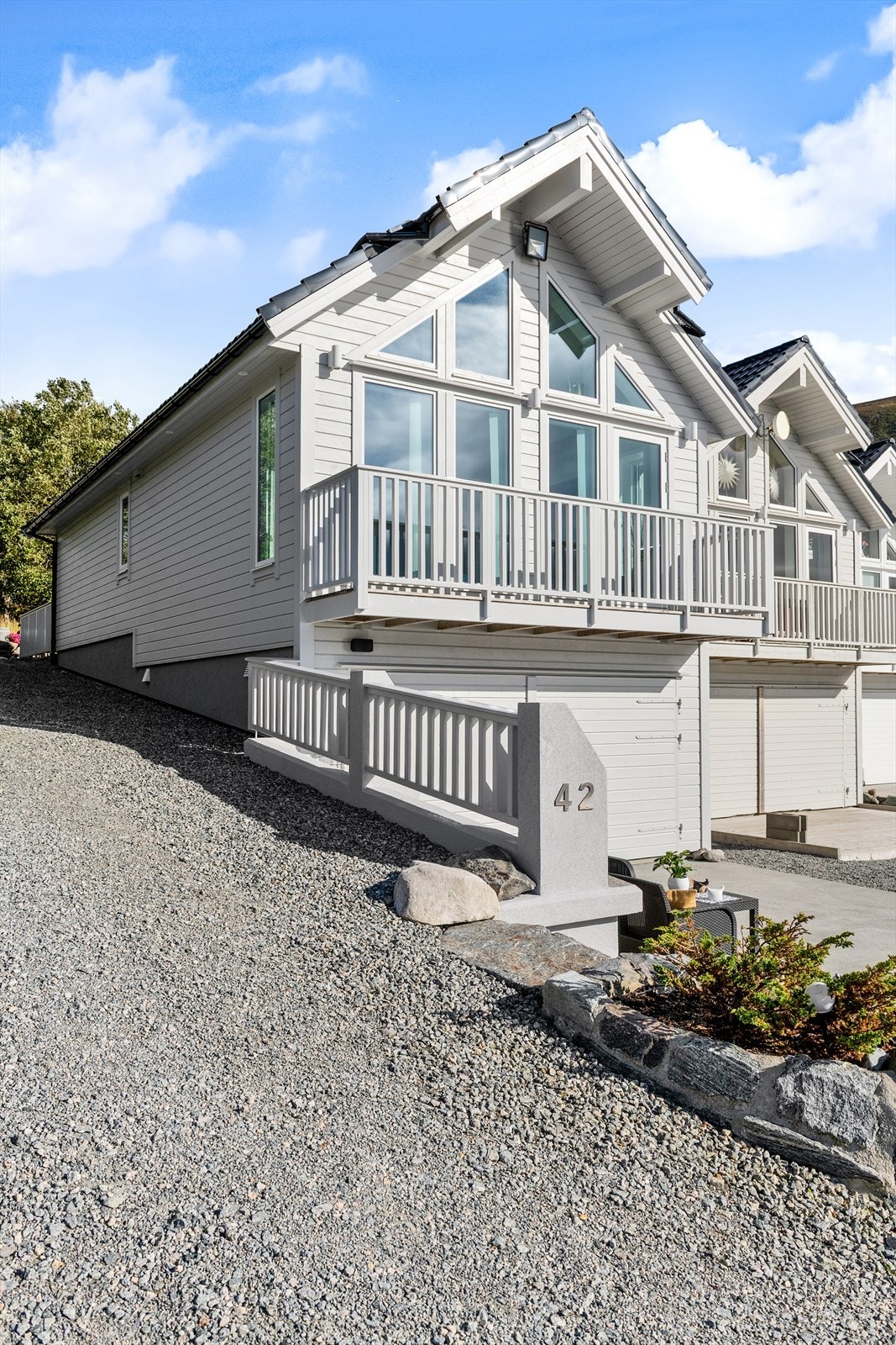 Fasade mot syd - rorbuen er den vestligste i rekken Galleribilde