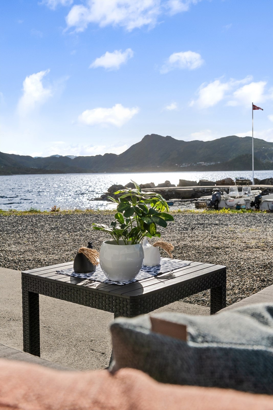 Støpt stø/uteplass foran rorbua i underetasjen - flott utsikt mot fjorden og fjella omkring herfra Galleribilde
