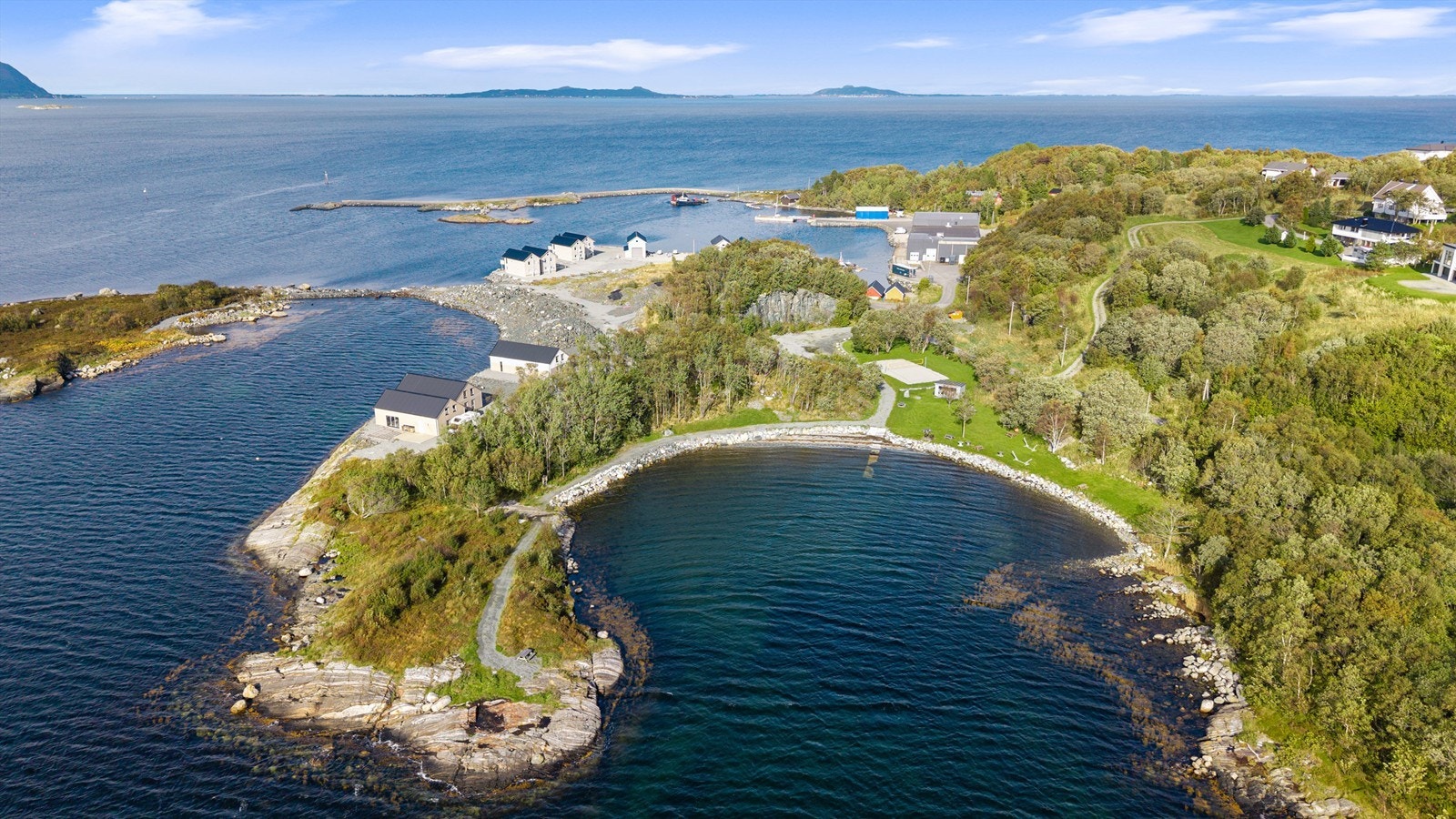 Dronebilde over nærområdet med flott friområde med badestrand, sandvolleyballbane og flotte fellesområder Galleribilde