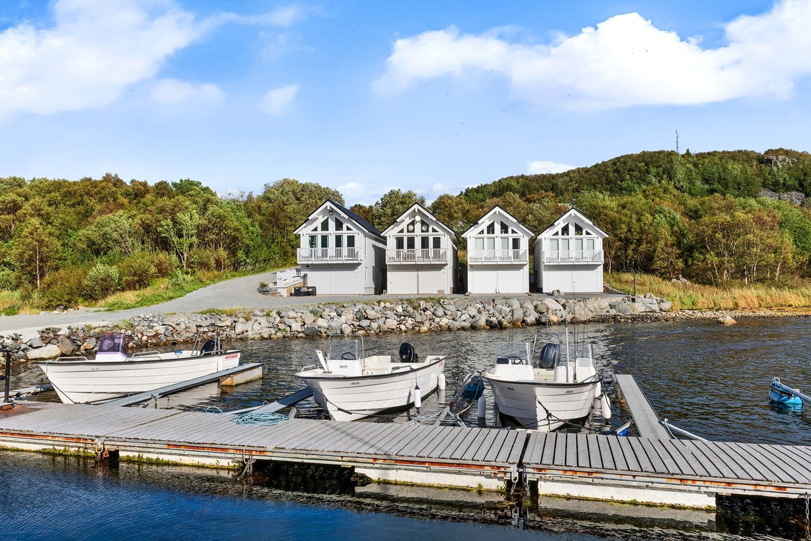 Rorbua sett fra moloen syd for eiendommen Galleribilde