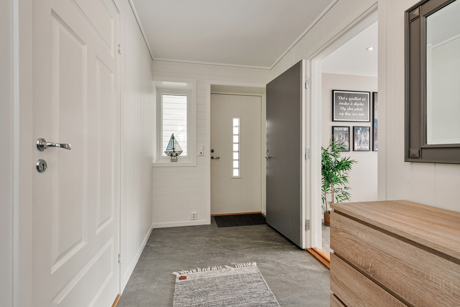 Gang/inngangsparti i underetasjen mot øst Galleribilde