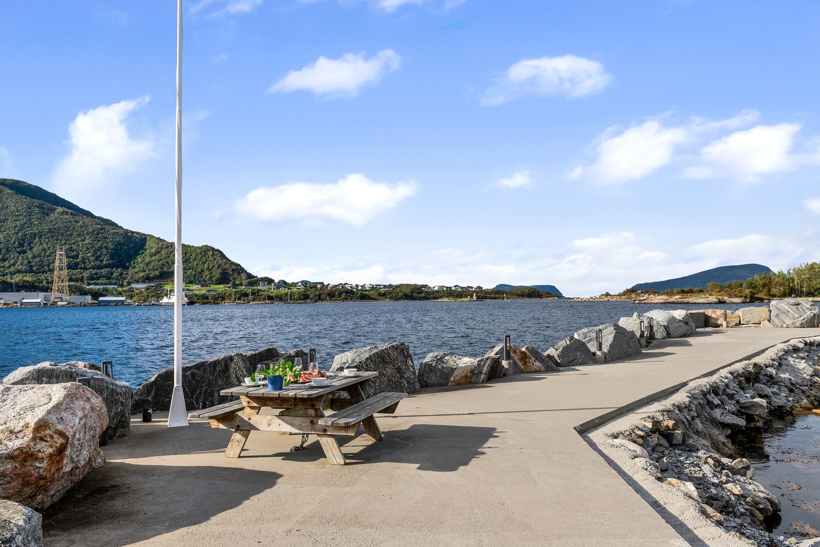 Bilde fra moloen like syd for eiendommen Galleribilde