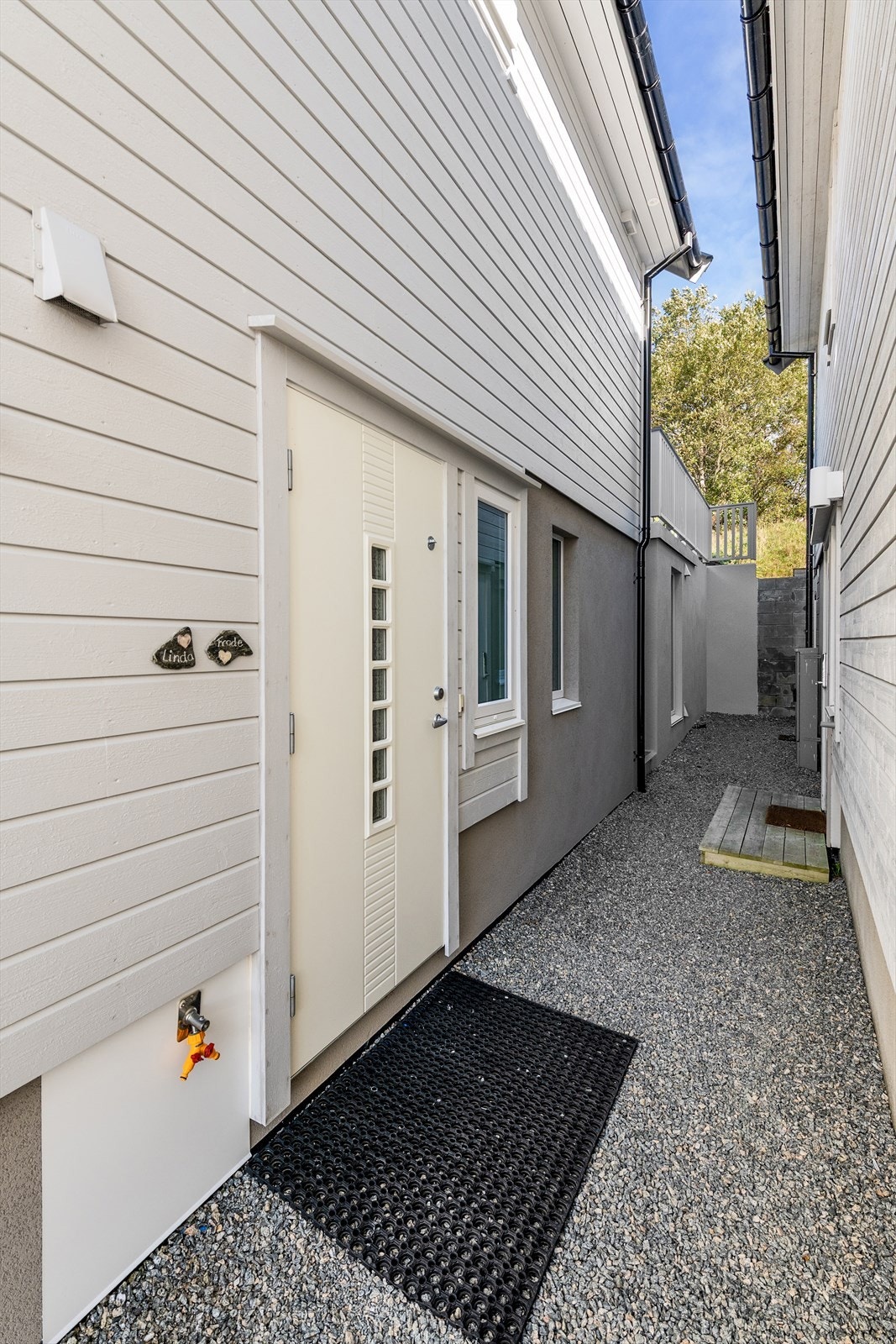 Inngangsparti mot øst Galleribilde