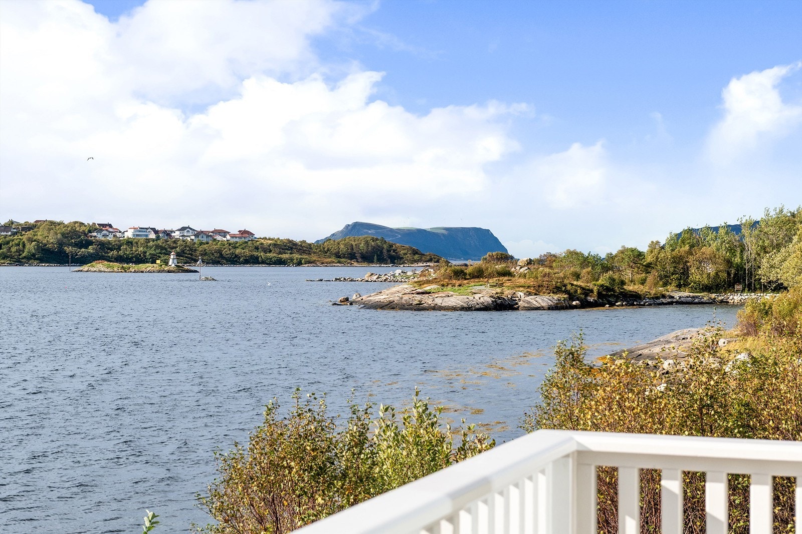 Flott utsikt fra balkongen mot fjorden Galleribilde