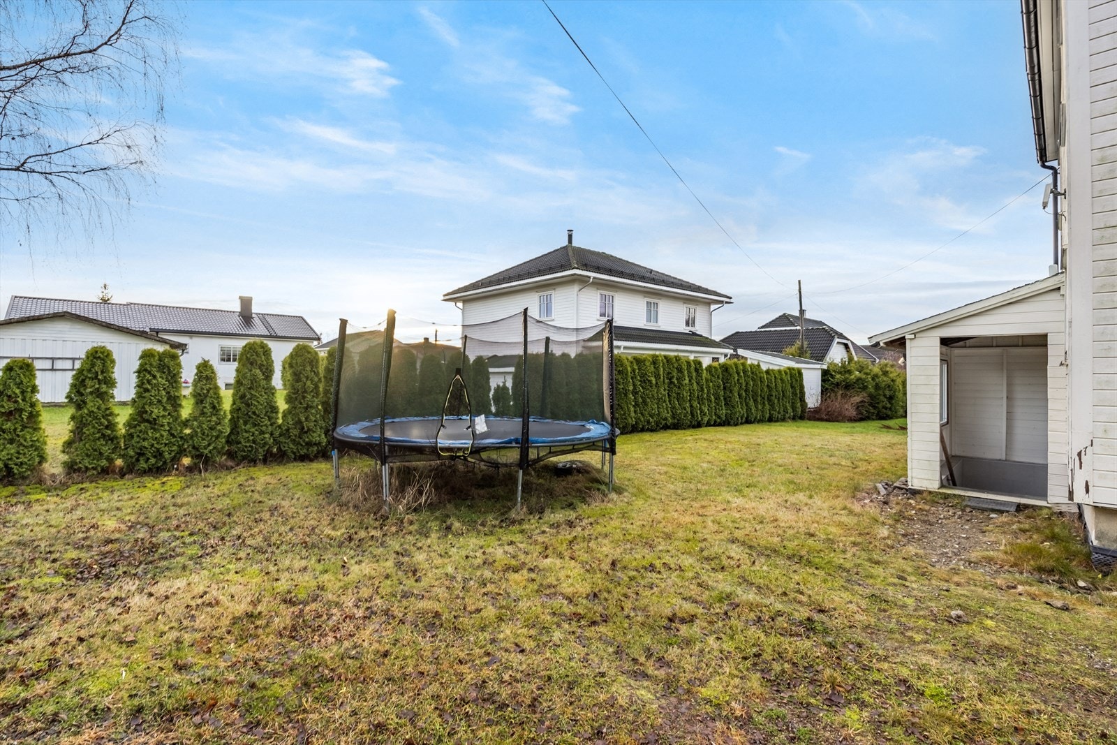 Stor hage med plen som gir gode muligheter for lek og utendørsaktiviteter. Galleribilde