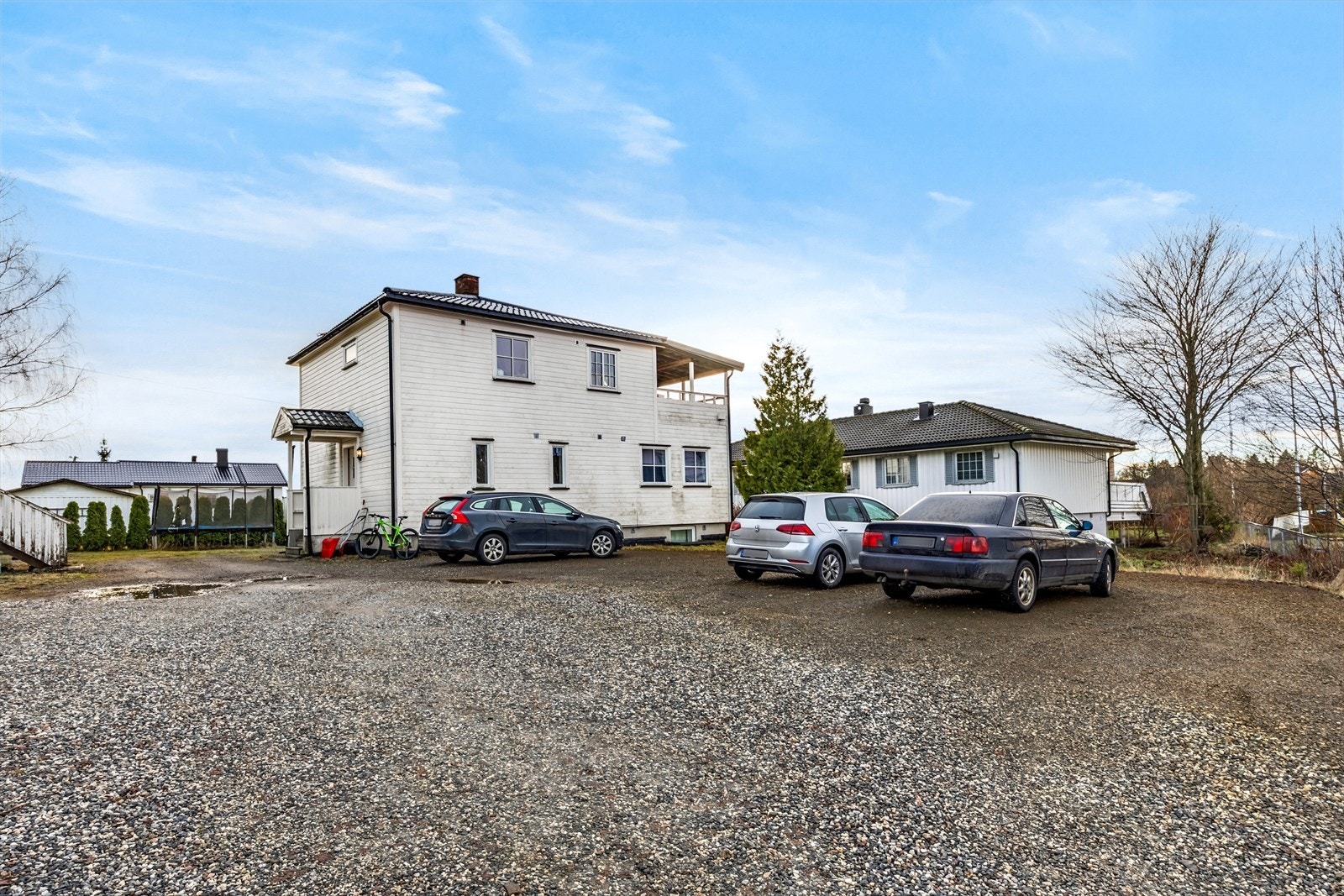 Eneboligen har to vestvendte verandaer med adkomst fra stuene i første og andre etasje. Galleribilde