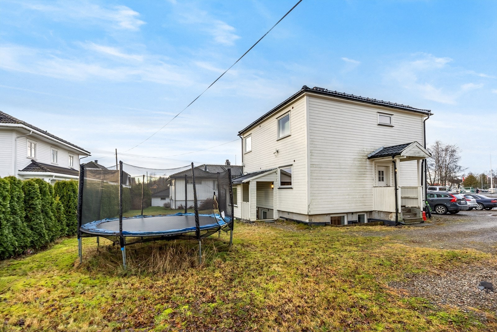 Eiet tomt på 708 m². Tomten er opparbeidet med gruset gårdsplass/parkering og noe plenarealer med beplantning. Terrenget er relativt flatt. Galleribilde