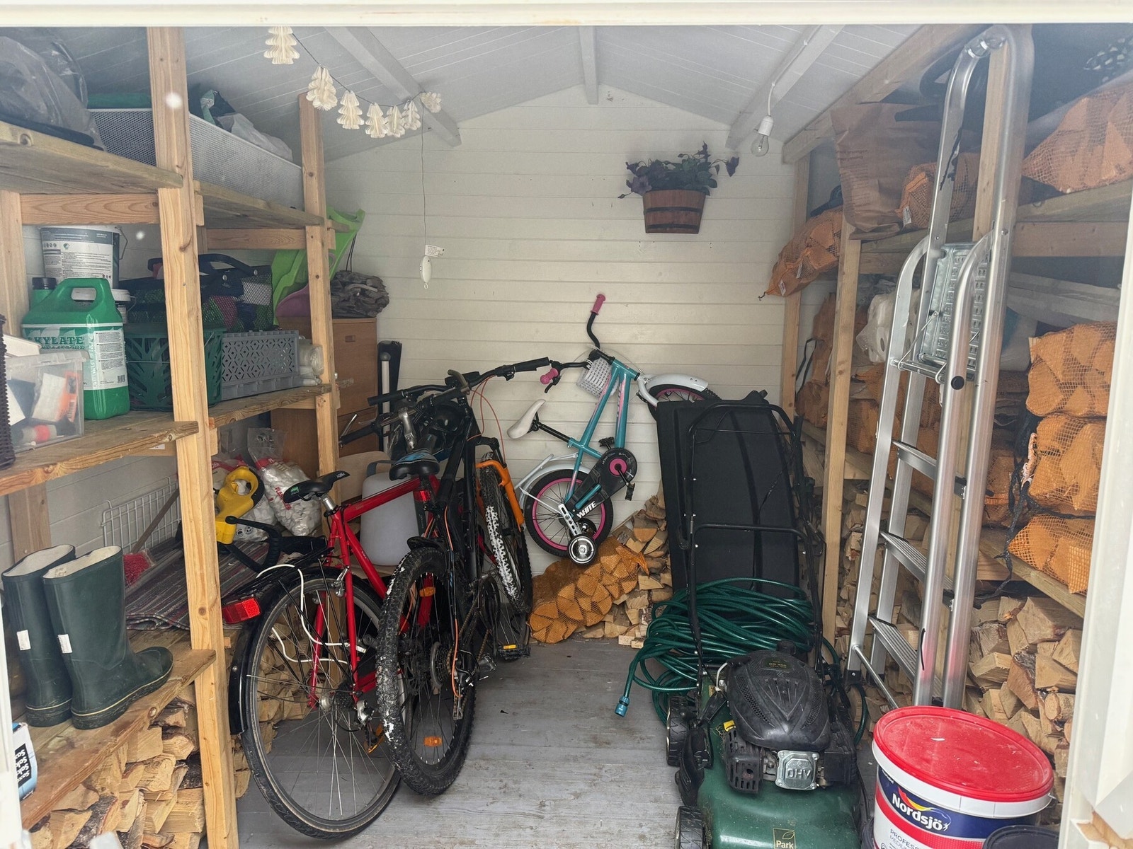 Det er god lagringsplass i den tilhørende uteboden. Galleribilde