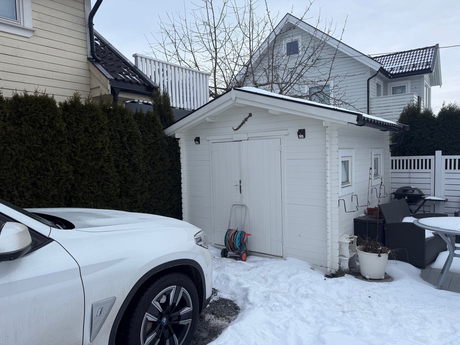 Det følger en egen utebod til boligen. Galleribilde