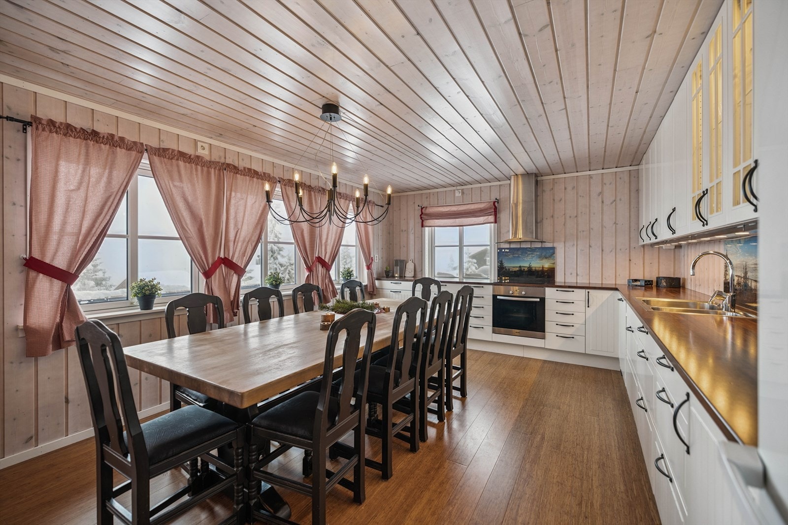 Kjøkkeninnredning med profilerte fronter og godt med skap- og benkeplass. Galleribilde