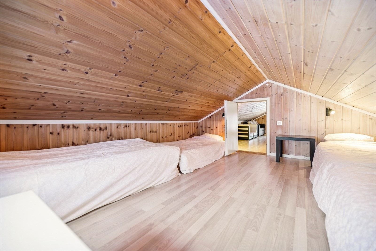 Det romslige soverommet på hemsen har plass til mange overnattingsgjester. Galleribilde