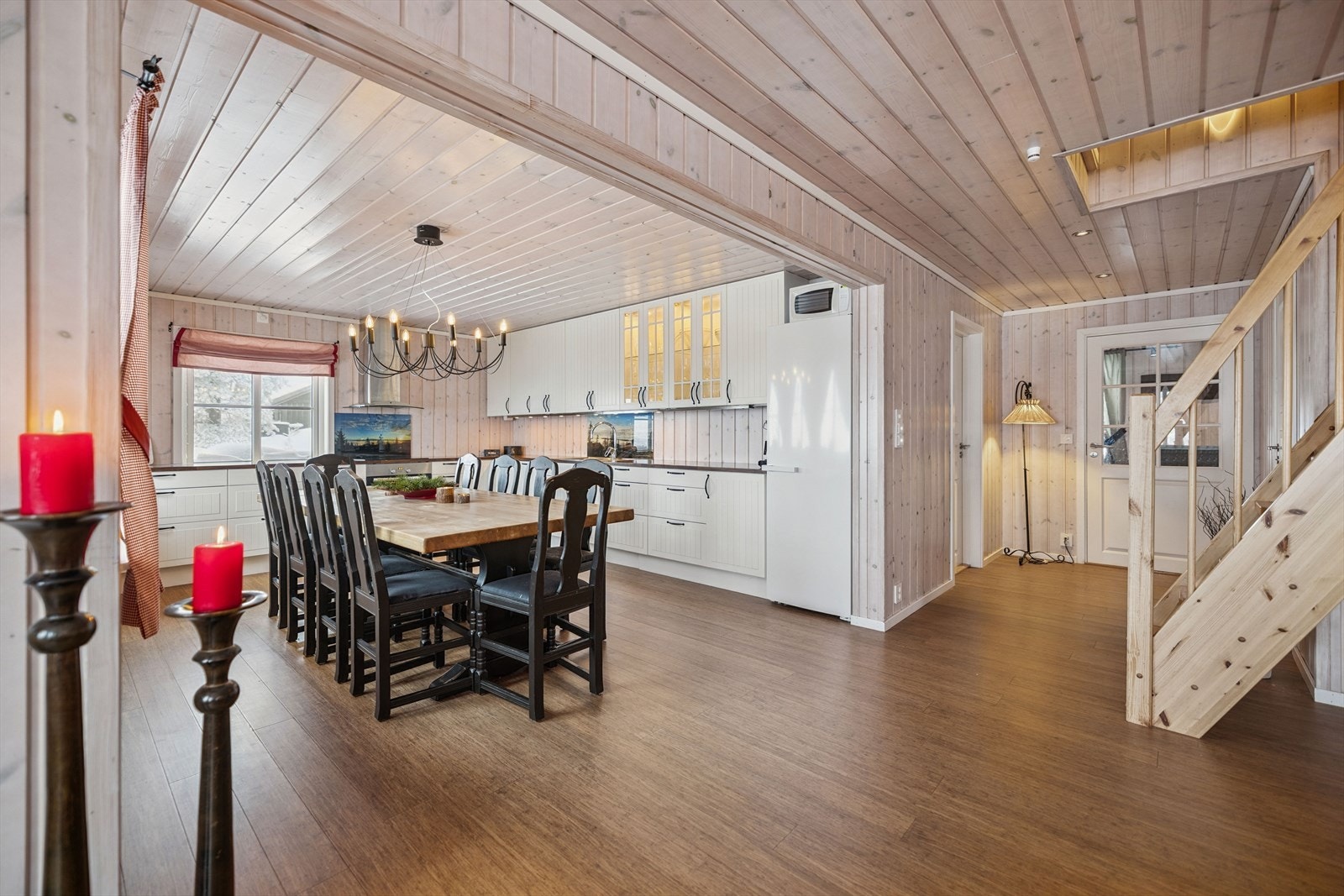 En sosial og praktisk sone for matlaging og hygge, sentralt plassert i hytta. Galleribilde