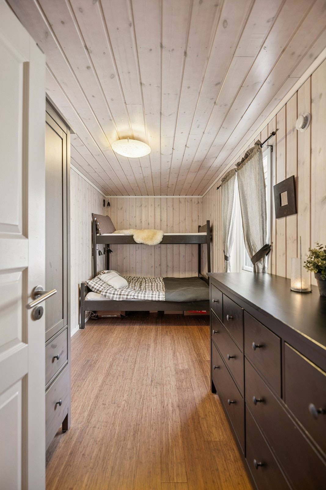 Lyse panelvegger og tak gir en klassisk og lun hyttestemning på soverommene. Galleribilde