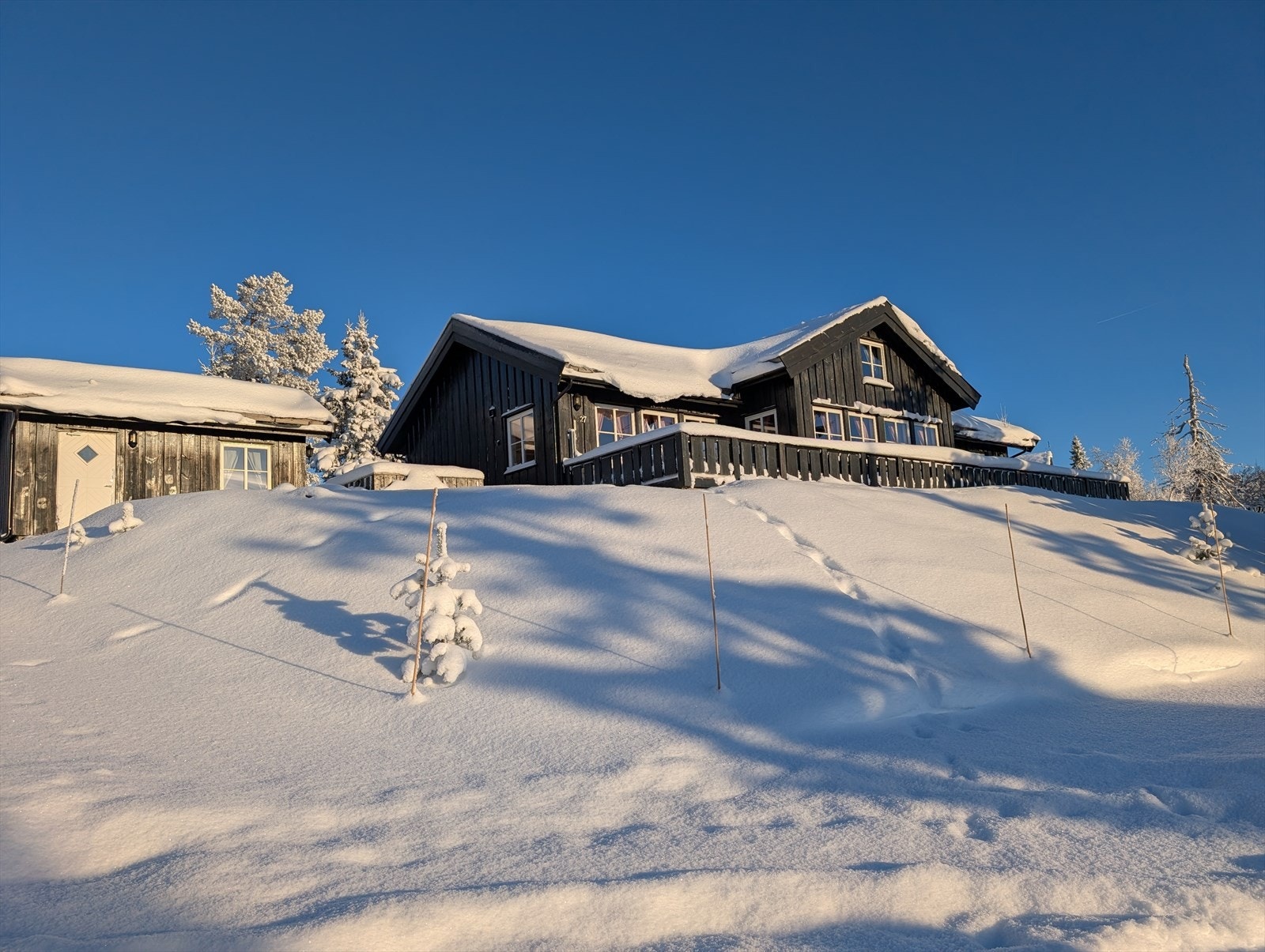 En innholdsrik og romslig fritidsbolig med en flott beliggenhet i et etablert hyttefelt. Galleribilde