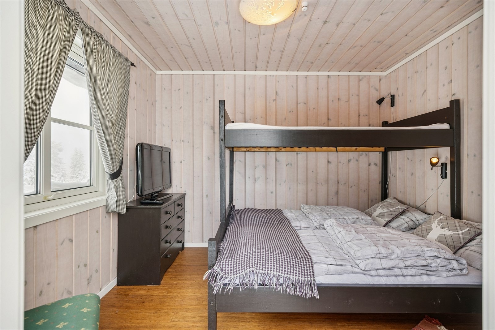 På soverommet i annekset er det innredet med køyesenger for effektiv utnyttelse av plassen. Galleribilde