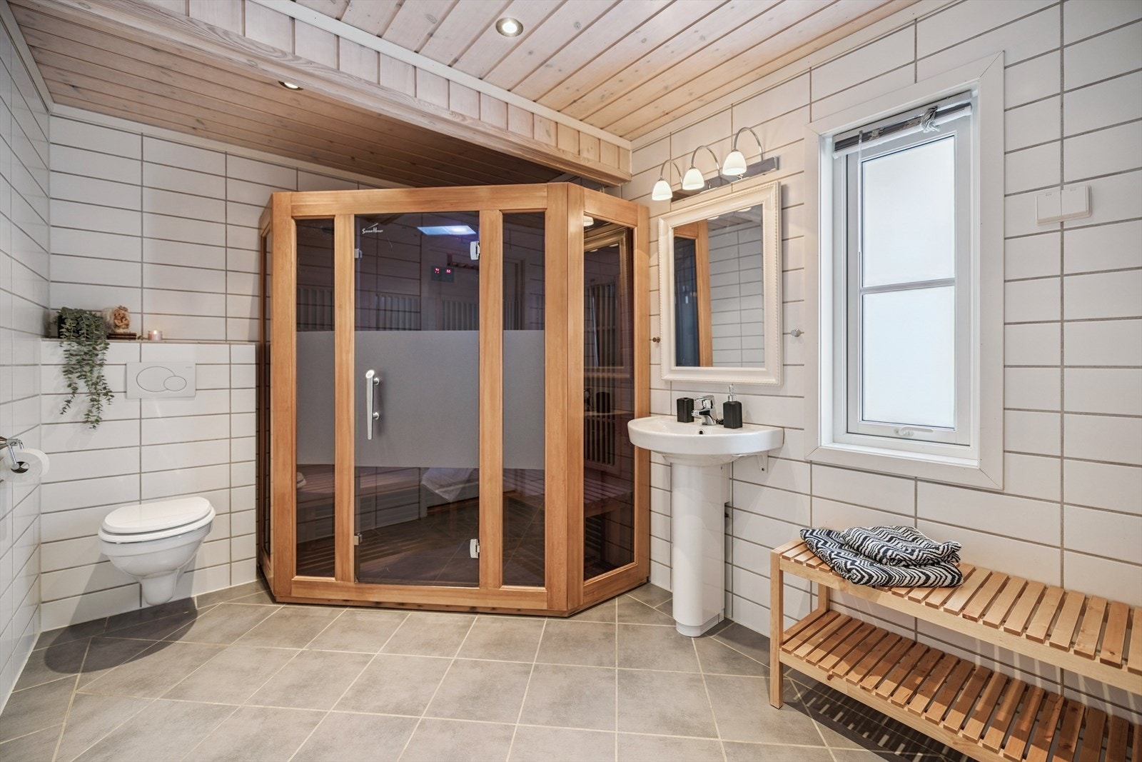 Det største badet er utstyrt med en romslig badstue for ekstra velvære. Galleribilde