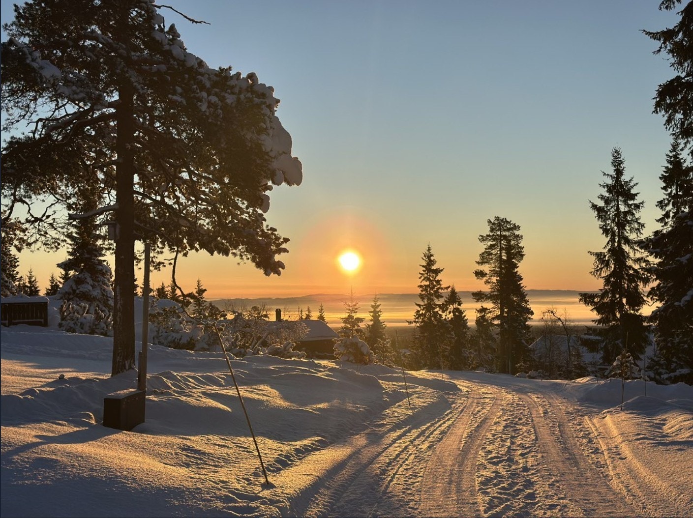 Her kan du nyte stillheten og den flotte utsikten over fjellandskapet. Galleribilde