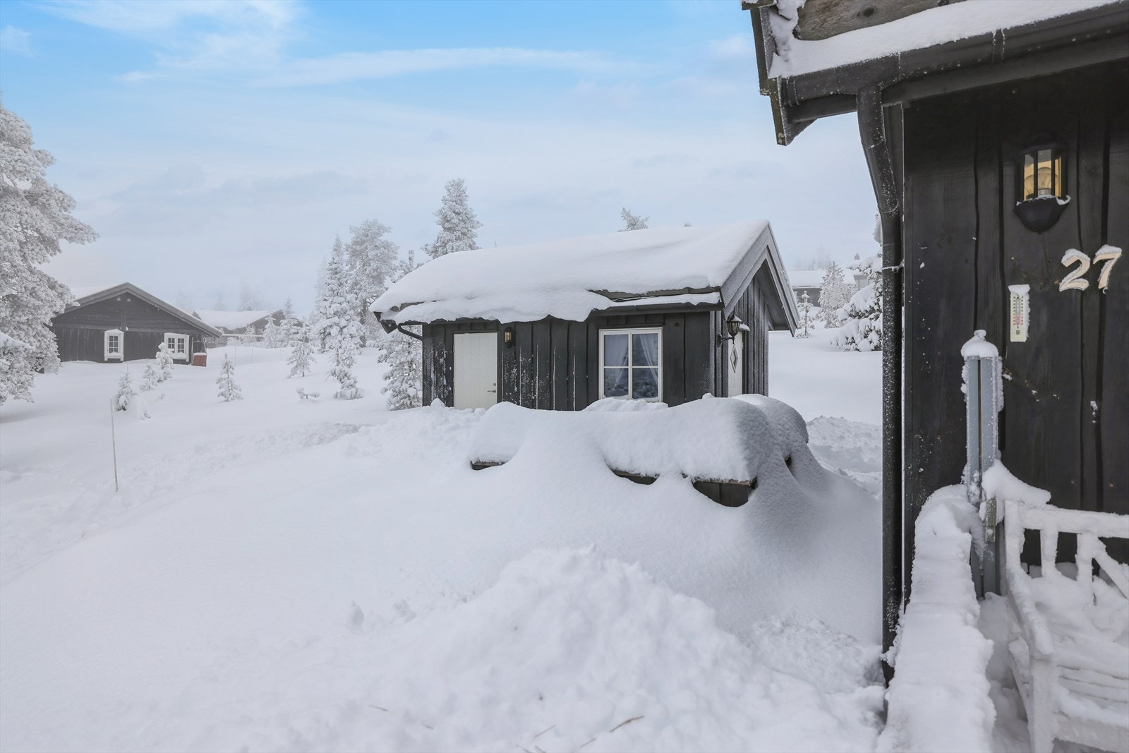 Hytta har en fin plassering i terrenget med god avstand til naboer. Galleribilde