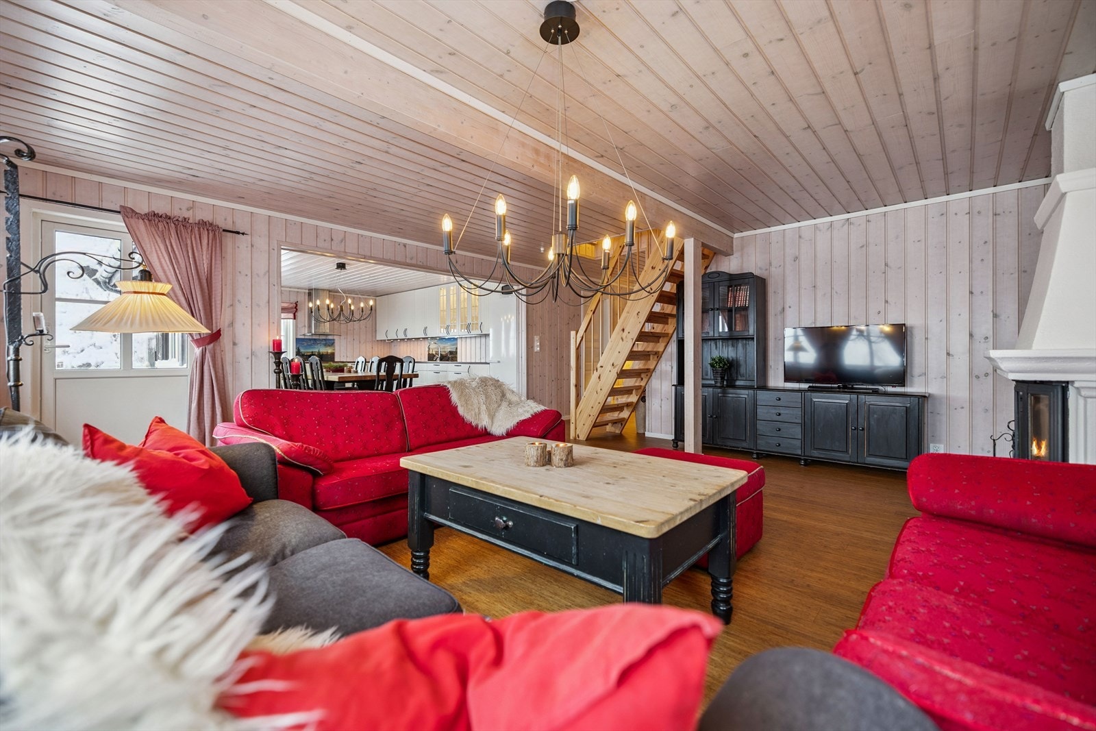 Her er det god plass til en stor sofagruppe for hele familien og gode venner. Galleribilde