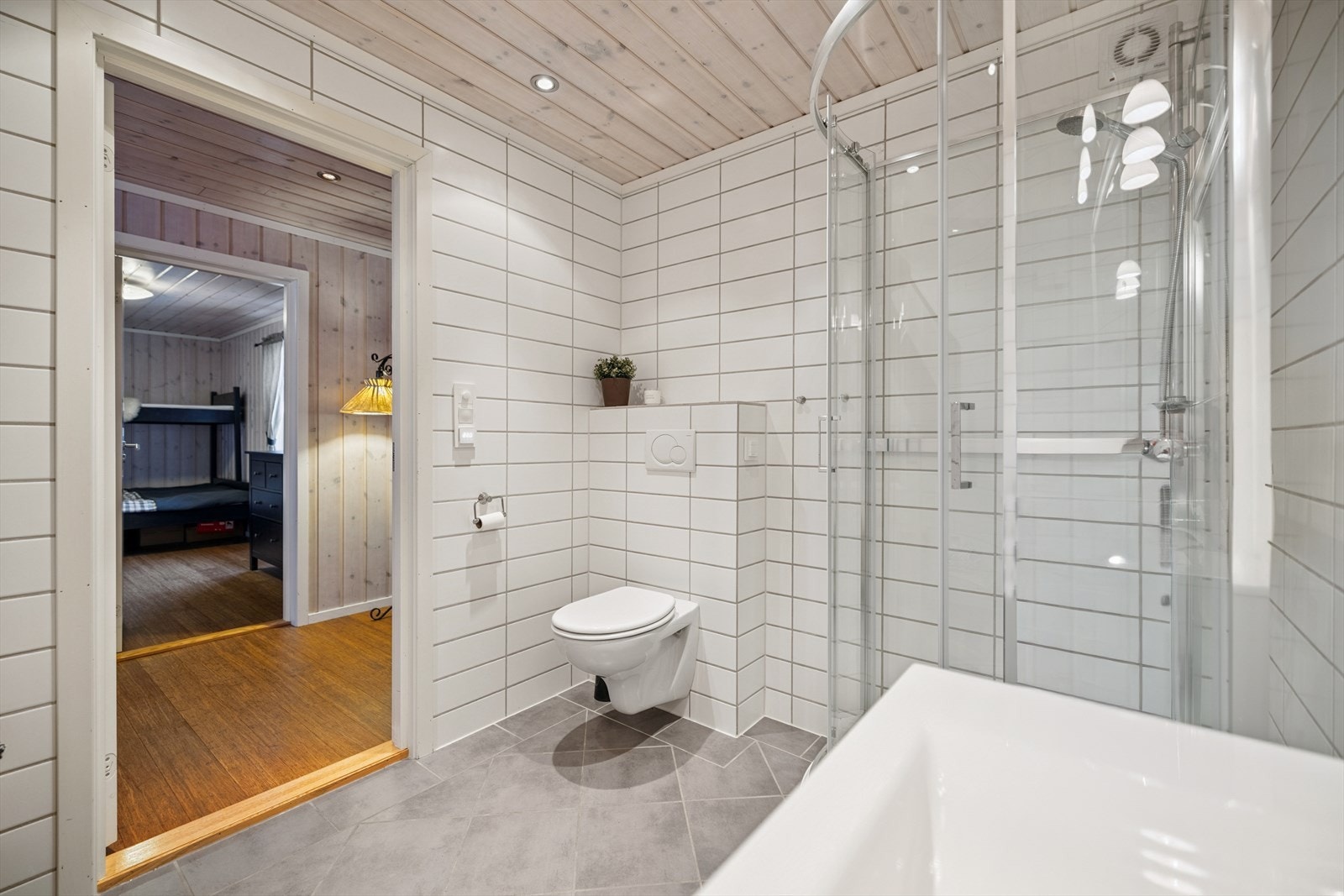 Helfliset bad med vegghengt toalett og dusjkabinett. Galleribilde