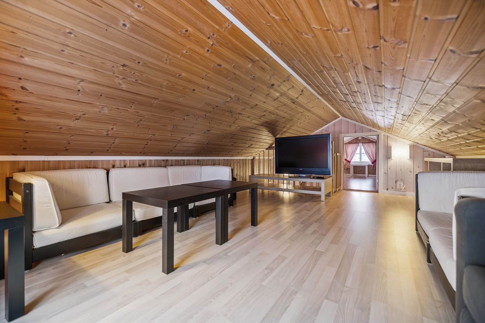 Loftstuen er et ypperlig oppholdsrom for barn og unge, eller som en tilbaketrukket TV-krok. Galleribilde