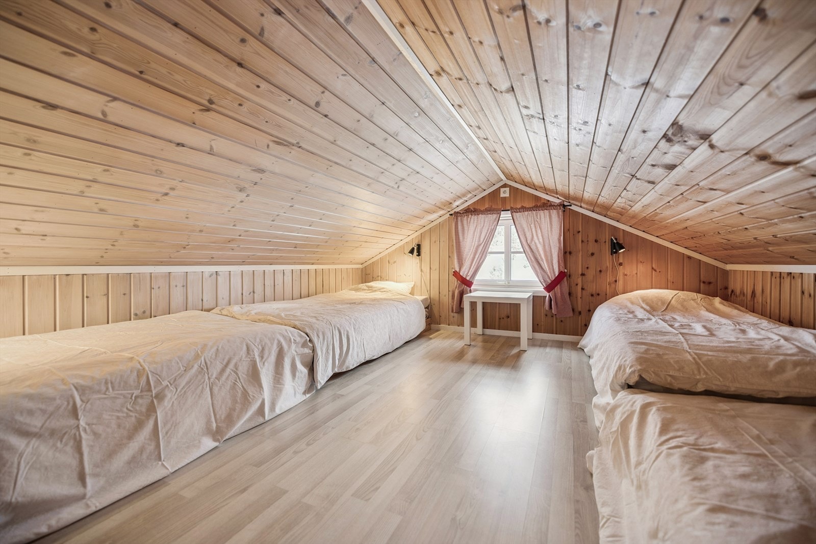 Her er det god gulvplass og mulighet for å innrede med flere sengeplasser. Galleribilde