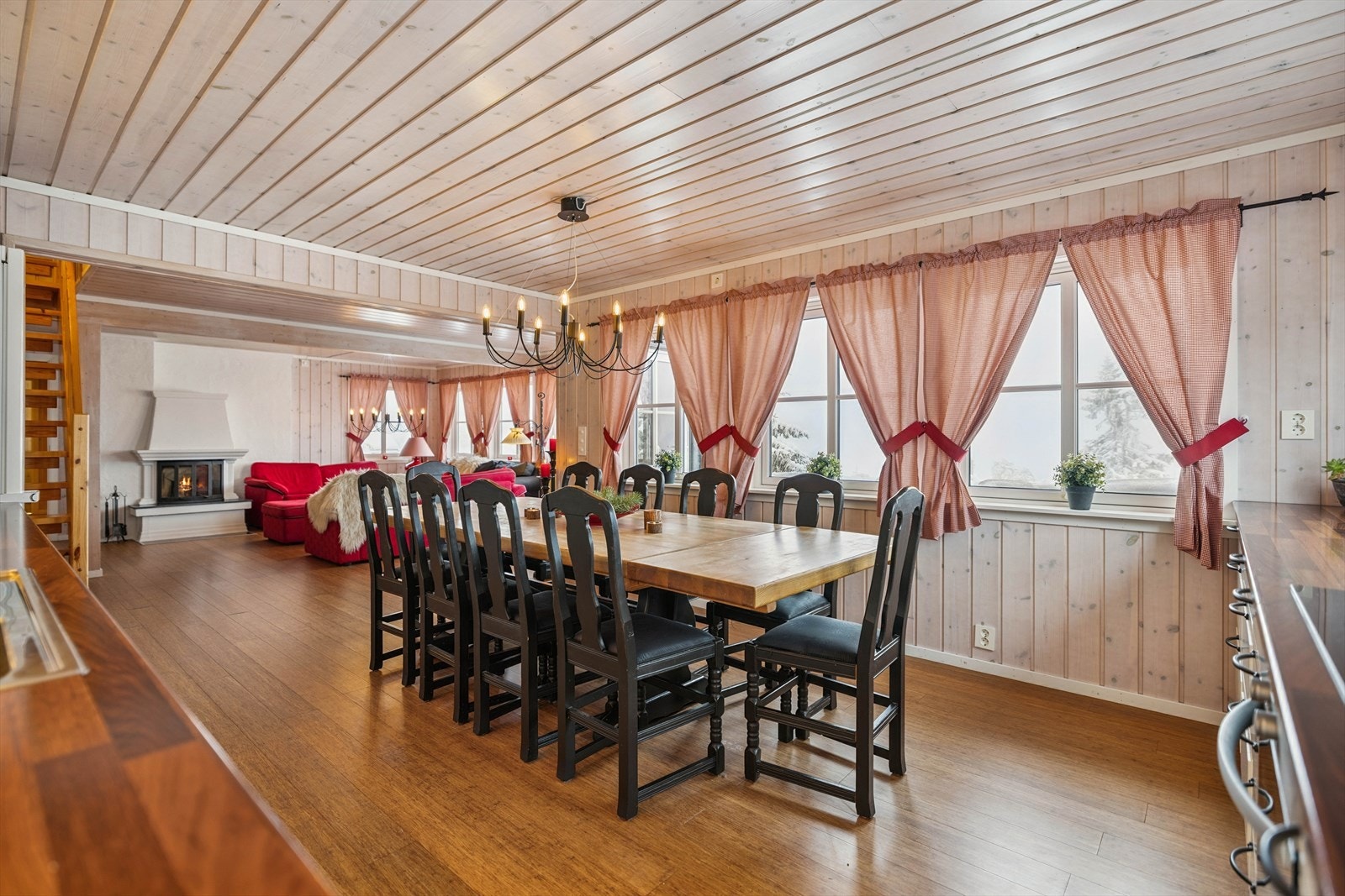 Kjøkkenet er i åpen forbindelse med stuen og har et stort langbord for felles måltider. Galleribilde